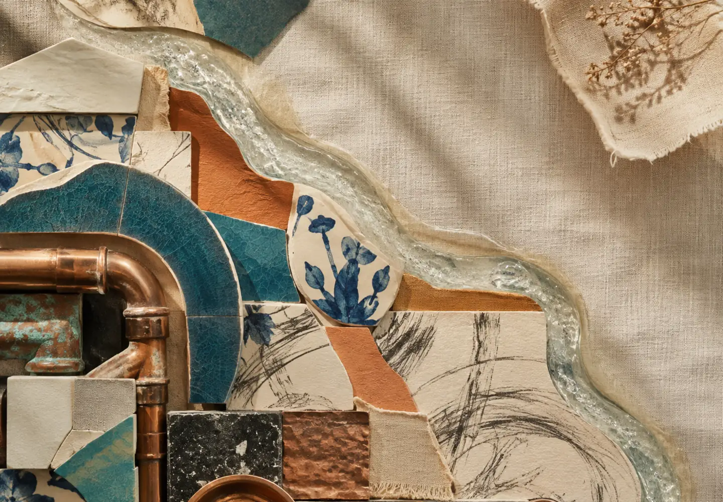Collage de cobre, cerámica azul, lino y papel atravesado por un cauce transparente